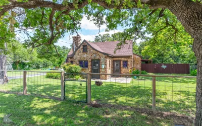 Single Family Residence For Sale in Eastland County , 202 E Ross Street, Rising Star, Texas 76471, 2 Bedrooms, 1 Bathroom, 2 Garage spaces, 1,205 Sqft, built in 1920, Preowned, Price $189,900, mls#20959928, Real Estate Agent in Rising Star, Homes For Sale in Eastland county, Homes For Sale in Rising Star, Realtor in Rising Star Texas, Real Estate Brokerage Independent Realty Texas, Luminita Cordes Realtor