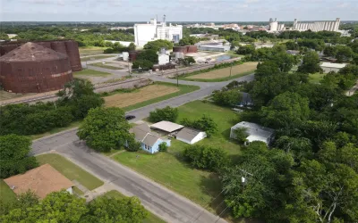 Single Family Residence For Sale in Grayson County , 603 E Thomas Street, Sherman, Texas 75090, 2 Bedrooms, 1 Bathroom, 1 Garage spaces, 994 Sqft, built in 1901, Price $280,000, mls#20982326, Real Estate Agent in Sherman, Homes For Sale in Grayson county, Homes For Sale in Sherman, Realtor in Sherman Texas, Real Estate Brokerage Independent Realty Texas, Luminita Cordes Realtor
