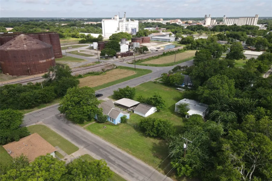 Single Family Residence For Sale in Grayson County , 603 E Thomas Street, Sherman, Texas 75090, 2 Bedrooms, 1 Bathroom, 1 Garage spaces, 994 Sqft, built in 1901, Price $280,000, mls#20982326, Real Estate Agent in Sherman, Homes For Sale in Grayson county, Homes For Sale in Sherman, Realtor in Sherman Texas, Real Estate Brokerage Independent Realty Texas, Luminita Cordes Realtor