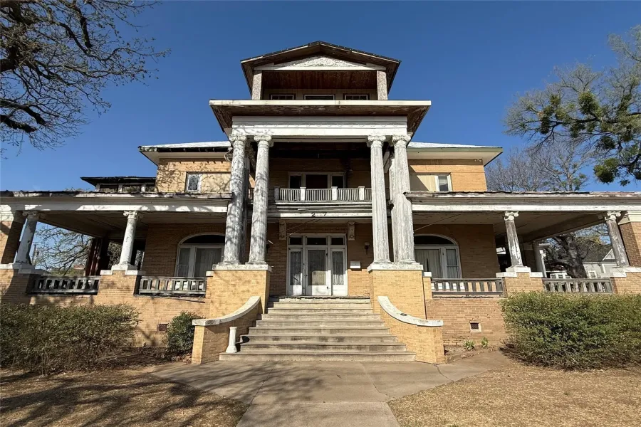 For Sale in Palo Pinto County , 207A NW 4th Avenue, Mineral Wells, Texas 76067, 5 Bedrooms, 4 Bathrooms, Garage spaces, 0 Sqft, built in 1911, Preowned, Price $549,000, mls#21007300, Real Estate Agent in Mineral Wells, Homes For Sale in Palo Pinto county, Homes For Sale in Mineral Wells, Realtor in Mineral Wells Texas, Real Estate Brokerage Independent Realty Texas, Luminita Cordes Realtor