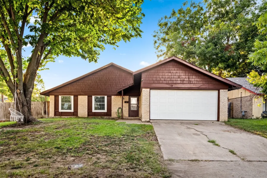 Single Family Residence For Sale in Dallas County , 2837 Corrida Court, Grand Prairie, Texas 75052, 4 Bedrooms, 2 Bathrooms, 2 Garage spaces, 1,712 Sqft, built in 1970, Preowned, Price $299,900, mls#21031924, Real Estate Agent in Grand Prairie, Homes For Sale in Dallas county, Homes For Sale in Grand Prairie, Realtor in Grand Prairie Texas, Real Estate Brokerage Independent Realty Texas, Luminita Cordes Realtor