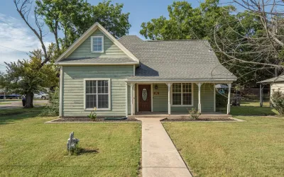 Single Family Residence For Sale in Grayson County , 801 E Main Street, Tioga, Texas 76271, 4 Bedrooms, 2 Bathrooms, 1 Garage spaces, 2,142 Sqft, built in 1945, Preowned, Price $249,000, mls#21038913, Real Estate Agent in Tioga, Homes For Sale in Grayson county, Homes For Sale in Tioga, Realtor in Tioga Texas, Real Estate Brokerage Independent Realty Texas, Luminita Cordes Realtor