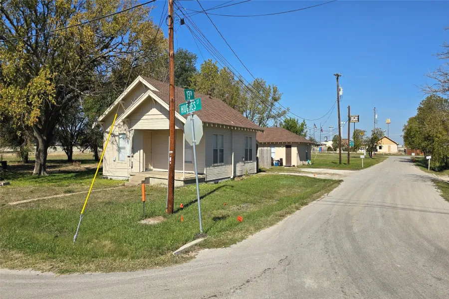 Single Family Residence For Sale in Denton County , 411 Hughes Street, Sanger, Texas 76266, 2 Bedrooms, 1 Bathroom, Garage spaces, 1,980 Sqft, built in 1947, Price $329,000, mls#21106901, Real Estate Agent in Sanger, Homes For Sale in Denton county, Homes For Sale in Sanger, Realtor in Sanger Texas, Real Estate Brokerage Independent Realty Texas, Luminita Cordes Realtor