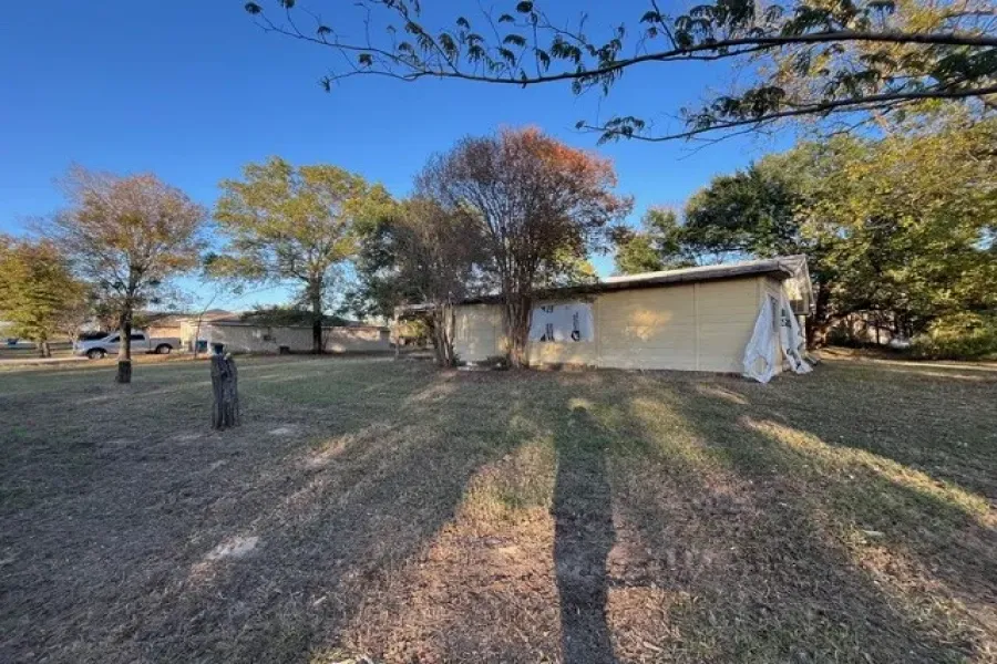 Single Family Residence For Sale in Henderson County , 306 Bounding Main Street, Gun Barrel City, Texas 75156, 2 Bedrooms, 1 Bathroom, Garage spaces, 992 Sqft, built in 1976, Preowned, Price $75,000, mls#21113553, Real Estate Agent in Gun Barrel City, Homes For Sale in Henderson county, Homes For Sale in Gun Barrel City, Realtor in Gun Barrel City Texas, Real Estate Brokerage Independent Realty Texas, Luminita Cordes Realtor