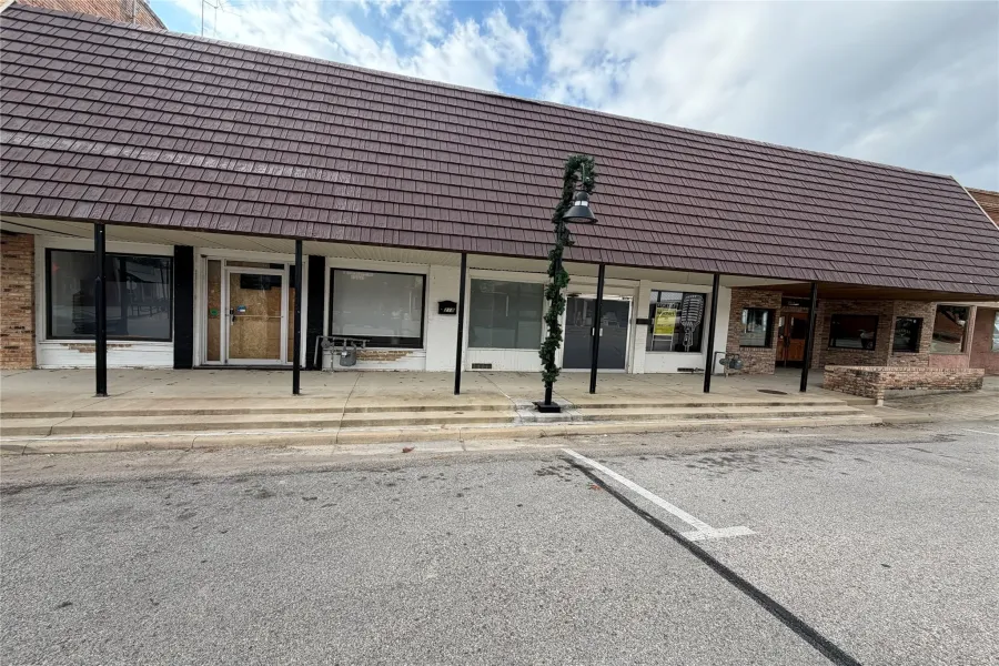 Retail For Sale in Kaufman County , 218 S Main Street, Kemp, Texas 75143, 0, 0, Garage spaces, 2,500 Sqft, built in 1900, Preowned, Price $200,000, mls#21138002, Real Estate Agent in Kemp, Homes For Sale in Kaufman county, Homes For Sale in Kemp, Realtor in Kemp Texas, Real Estate Brokerage Independent Realty Texas, Luminita Cordes Realtor
