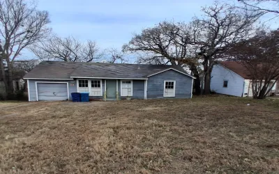 Single Family Residence For Sale in Grayson County , 43 W Parnell Street, Denison, Texas 75020, 2 Bedrooms, 1 Bathroom, 1 Garage spaces, 1,254 Sqft, built in 1940, Price $74,900, mls#21141391, Real Estate Agent in Denison, Homes For Sale in Grayson county, Homes For Sale in Denison, Realtor in Denison Texas, Real Estate Brokerage Independent Realty Texas, Luminita Cordes Realtor