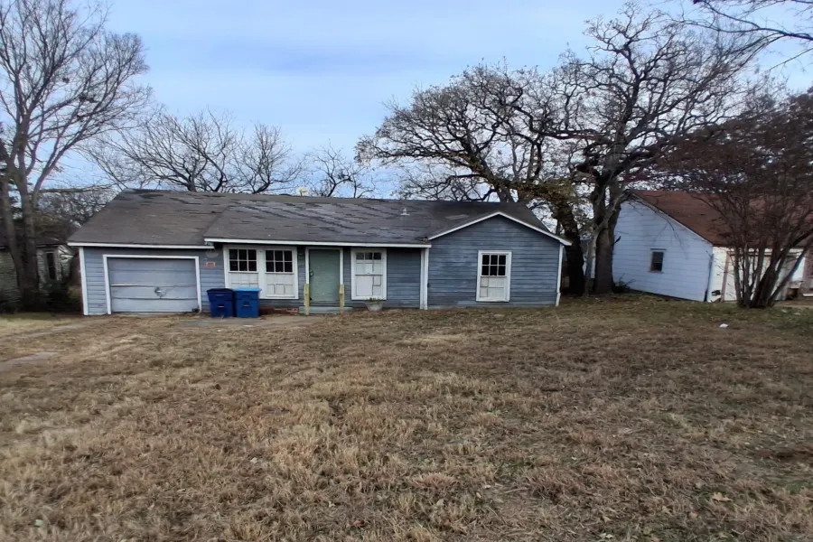 Single Family Residence For Sale in Grayson County , 43 W Parnell Street, Denison, Texas 75020, 2 Bedrooms, 1 Bathroom, 1 Garage spaces, 1,254 Sqft, built in 1940, Price $74,900, mls#21141391, Real Estate Agent in Denison, Homes For Sale in Grayson county, Homes For Sale in Denison, Realtor in Denison Texas, Real Estate Brokerage Independent Realty Texas, Luminita Cordes Realtor
