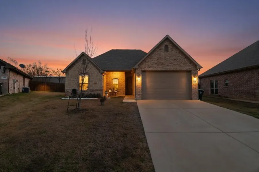 Single Family Residence For Sale in Henderson County , 129 Oak Springs Loop, Mabank, Texas 75156, 3 Bedrooms, 2 Bathrooms, 1 Garage spaces, 1,580 Sqft, built in 2017, Price $272,900, mls#21143596, Real Estate Agent in Mabank, Homes For Sale in Henderson county, Homes For Sale in Mabank, Realtor in Mabank Texas, Real Estate Brokerage Independent Realty Texas, Luminita Cordes Realtor