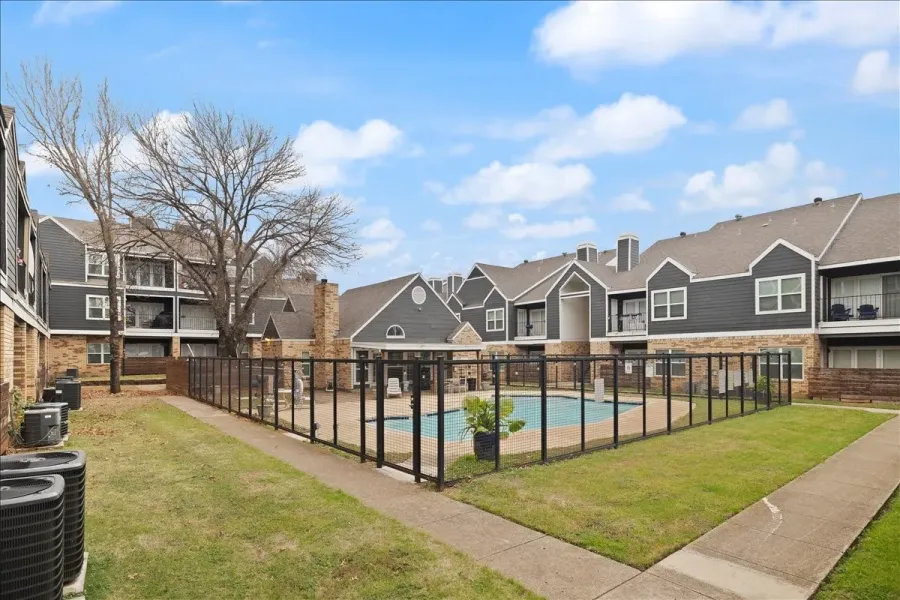 Condominium For Sale in Dallas County , 1441 Westmount Avenue 211, Dallas, Texas 75211, 1 Bedroom, 1 Bathroom, Garage spaces, 742 Sqft, built in 1984, Price $150,000, mls#21143863, Real Estate Agent in Dallas, Homes For Sale in Dallas county, Homes For Sale in Dallas, Realtor in Dallas Texas, Real Estate Brokerage Independent Realty Texas, Luminita Cordes Realtor