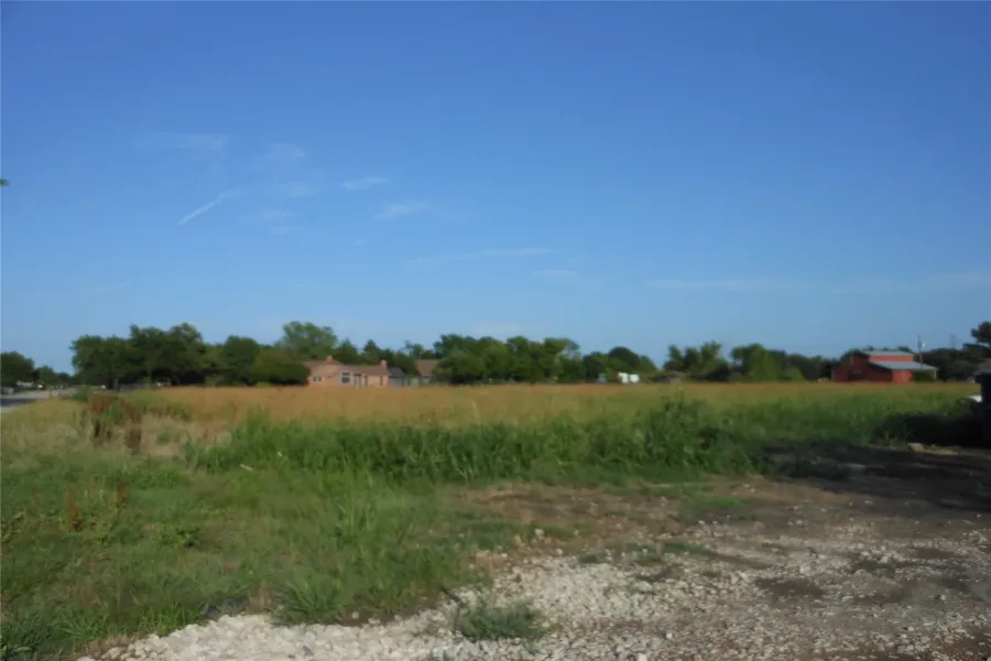 Imagine the possibilities at 325 Donna Dr