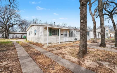 Single Family Residence For Rent in Tarrant County , 2209 Barbell Lane, Fort Worth, Texas 76111, 2 Bedrooms, 1 Bathroom, Garage spaces, 718 Sqft, built in 1953, Preowned, Price $1,295, mls#21152496, Real Estate Agent in Fort Worth, Homes For Rent in Tarrant county, Homes For Rent in Fort Worth, Realtor in Fort Worth Texas, Real Estate Brokerage Independent Realty Texas, Luminita Cordes Realtor