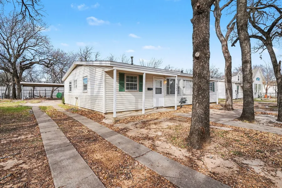 Single Family Residence For Rent in Tarrant County , 2209 Barbell Lane, Fort Worth, Texas 76111, 2 Bedrooms, 1 Bathroom, Garage spaces, 718 Sqft, built in 1953, Preowned, Price $1,295, mls#21152496, Real Estate Agent in Fort Worth, Homes For Rent in Tarrant county, Homes For Rent in Fort Worth, Realtor in Fort Worth Texas, Real Estate Brokerage Independent Realty Texas, Luminita Cordes Realtor