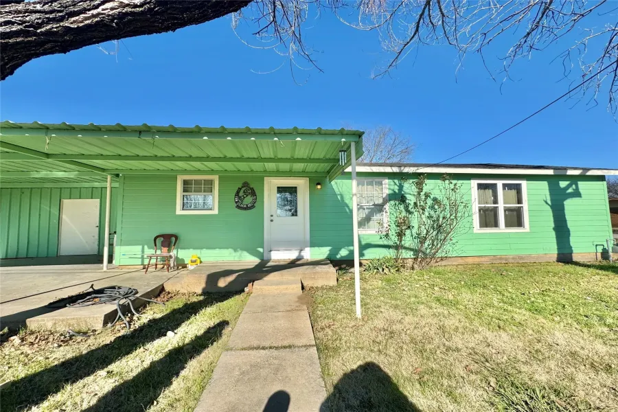Single Family Residence For Sale in Jack County , 238 S 8th Street, Jacksboro, Texas 76458, 3 Bedrooms, 1 Bathroom, Garage spaces, 1,260 Sqft, built in 1950, Price $149,000, mls#21157770, Real Estate Agent in Jacksboro, Homes For Sale in Jack county, Homes For Sale in Jacksboro, Realtor in Jacksboro Texas, Real Estate Brokerage Independent Realty Texas, Luminita Cordes Realtor
