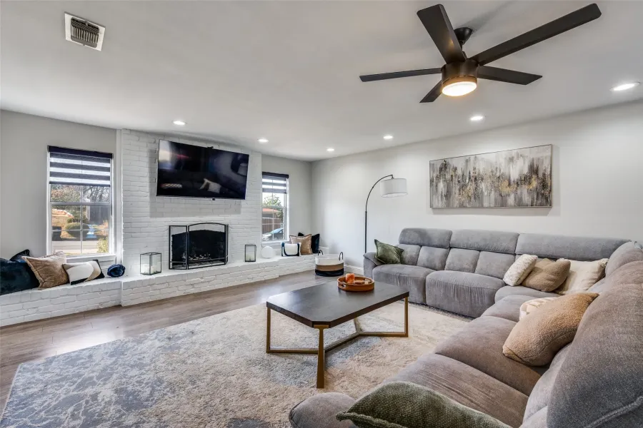 Single Family Residence For Sale in Tarrant County , 348 Thompson Street, Fort Worth, Texas 76134, 4 Bedrooms, 2 Bathrooms, 2 Garage spaces, 1,887 Sqft, built in 1965, Price $275,000, mls#21166072, Real Estate Agent in Fort Worth, Homes For Sale in Tarrant county, Homes For Sale in Fort Worth, Realtor in Fort Worth Texas, Real Estate Brokerage Independent Realty Texas, Luminita Cordes Realtor