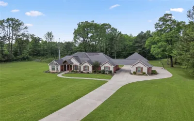 Single Family Residence For Sale in Bowie County , 10 Weatherby Dr, Hooks, Texas 75561, 4 Bedrooms, 3 Bathrooms, 2 Garage spaces, 2,429 Sqft, built in 2011, Price $509,900, mls#21171839, Real Estate Agent in Hooks, Homes For Sale in Bowie county, Homes For Sale in Hooks, Realtor in Hooks Texas, Real Estate Brokerage Independent Realty Texas, Luminita Cordes Realtor