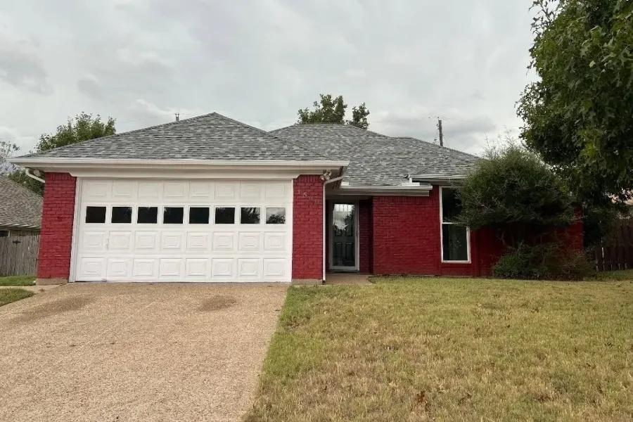Single Family Residence For Rent in Johnson County , 1500 Hyde Park Boulevard, Cleburne, Texas 76033, 3 Bedrooms, 2 Bathrooms, 2 Garage spaces, 1,635 Sqft, built in 1987, Preowned, Price $2,150, mls#21174931, Real Estate Agent in Cleburne, Homes For Rent in Johnson county, Homes For Rent in Cleburne, Realtor in Cleburne Texas, Real Estate Brokerage Independent Realty Texas, Luminita Cordes Realtor