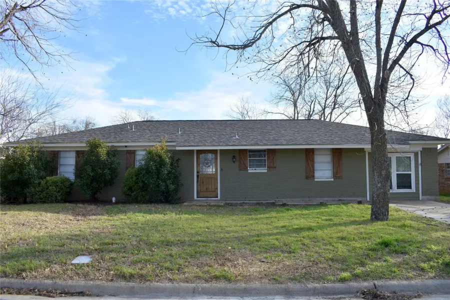 Single Family Residence For Sale in Brown County , 1207 E Fitzgerald Street, Bangs, Texas 76823, 4 Bedrooms, 2 Bathrooms, Garage spaces, 1,680 Sqft, built in 1973, Preowned, Price $207,900, mls#21181650, Real Estate Agent in Bangs, Homes For Sale in Brown county, Homes For Sale in Bangs, Realtor in Bangs Texas, Real Estate Brokerage Independent Realty Texas, Luminita Cordes Realtor