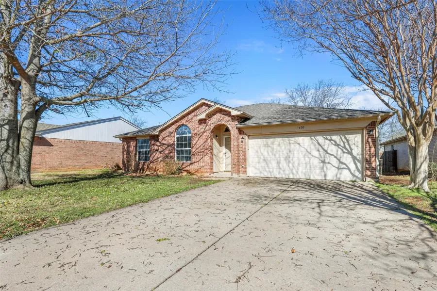 Single Family Residence For Sale in Tarrant County , 1610 Merritt Drive, Mansfield, Texas 76063, 4 Bedrooms, 2 Bathrooms, 2 Garage spaces, 1,724 Sqft, built in 2000, Price $320,000, mls#21188851, Real Estate Agent in Mansfield, Homes For Sale in Tarrant county, Homes For Sale in Mansfield, Realtor in Mansfield Texas, Real Estate Brokerage Independent Realty Texas, Luminita Cordes Realtor