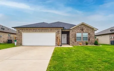 Single Family Residence For Rent in Hunt County , 4811 Henry Street, Greenville, Texas 75401, 3 Bedrooms, 2 Bathrooms, 2 Garage spaces, 1,565 Sqft, built in 2017, Preowned, Price $1,800, mls#21192511, Real Estate Agent in Greenville, Homes For Rent in Hunt county, Homes For Rent in Greenville, Realtor in Greenville Texas, Real Estate Brokerage Independent Realty Texas, Luminita Cordes Realtor