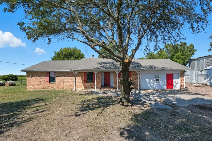 Single Family Residence For Sale in Fannin County , 1118 Private Road 425, Whitewright, Texas 75491, 3 Bedrooms, 2 Bathrooms, Garage spaces, 1,825 Sqft, built in 1986, Preowned, Price $585,000, mls#21194856, Real Estate Agent in Whitewright, Homes For Sale in Fannin county, Homes For Sale in Whitewright, Realtor in Whitewright Texas, Real Estate Brokerage Independent Realty Texas, Luminita Cordes Realtor