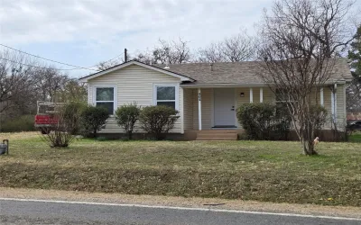 Single Family Residence For Sale in Grayson County , 404 S Pecan Street, Bells, Texas 75414, 2 Bedrooms, 1 Bathroom, Garage spaces, 1,037 Sqft, built in 1956, Price $219,000, mls#21201520, Real Estate Agent in Bells, Homes For Sale in Grayson county, Homes For Sale in Bells, Realtor in Bells Texas, Real Estate Brokerage Independent Realty Texas, Luminita Cordes Realtor