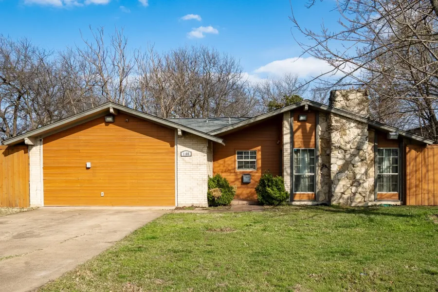 Single Family Residence For Sale in Dallas County , 1106 S Alexander Avenue, Duncanville, Texas 75137, 3 Bedrooms, 2 Bathrooms, Garage spaces, 1,740 Sqft, built in 1971, Price $320,000, mls#21203619, Real Estate Agent in Duncanville, Homes For Sale in Dallas county, Homes For Sale in Duncanville, Realtor in Duncanville Texas, Real Estate Brokerage Independent Realty Texas, Luminita Cordes Realtor