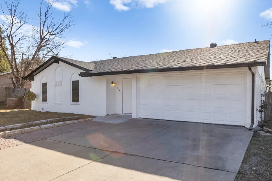 Single Family Residence For Sale in Tarrant County , 204 Pebblebrook Street, Arlington, Texas 76014, 3 Bedrooms, 2 Bathrooms, 2 Garage spaces, 1,284 Sqft, built in 1975, Price $264,900, mls#21219918, Real Estate Agent in Arlington, Homes For Sale in Tarrant county, Homes For Sale in Arlington, Realtor in Arlington Texas, Real Estate Brokerage Independent Realty Texas, Luminita Cordes Realtor