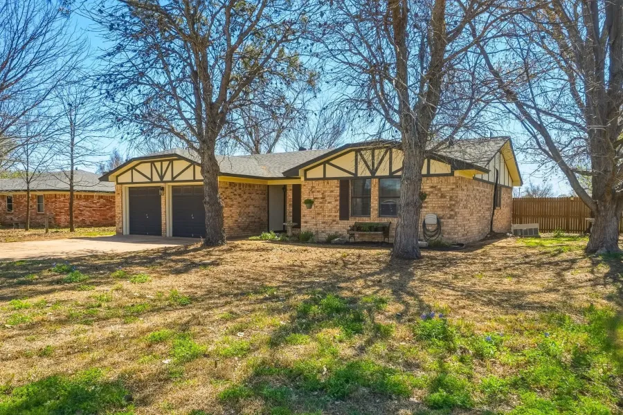 Single Family Residence For Sale in Callahan County , 121 Sandy Lane, Clyde, Texas 79510, 3 Bedrooms, 2 Bathrooms, 2 Garage spaces, 1,282 Sqft, built in 1979, Price $250,000, mls#21214853, Real Estate Agent in Clyde, Homes For Sale in Callahan county, Homes For Sale in Clyde, Realtor in Clyde Texas, Real Estate Brokerage Independent Realty Texas, Luminita Cordes Realtor