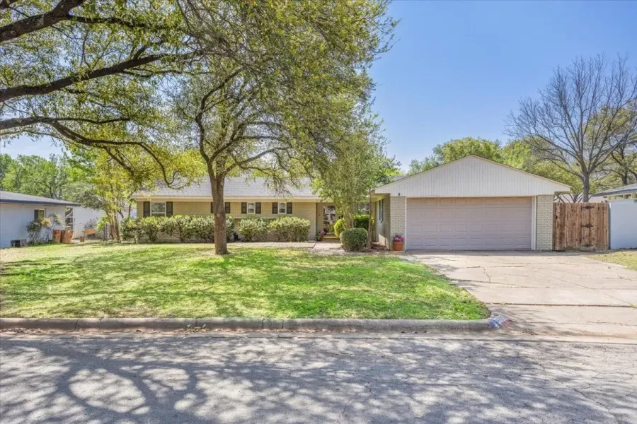Single Family Residence For Rent in Tarrant County , 4109 Bilglade Road, Fort Worth, Texas 76109, 3 Bedrooms, 2 Bathrooms, 2 Garage spaces, 1,561 Sqft, built in 1955, Preowned, Price $2,900, mls#21191564, Real Estate Agent in Fort Worth, Homes For Rent in Tarrant county, Homes For Rent in Fort Worth, Realtor in Fort Worth Texas, Real Estate Brokerage Independent Realty Texas, Luminita Cordes Realtor