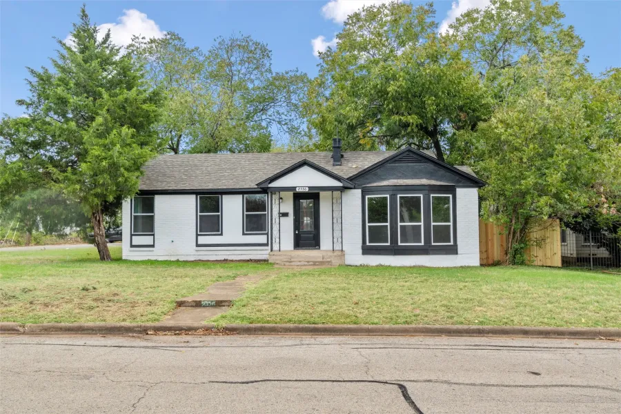 Single Family Residence For Sale in Tarrant County , 2336 Glencrest Drive, Fort Worth, Texas 76119, 3 Bedrooms, 2 Bathrooms, 2 Garage spaces, 1,690 Sqft, built in 1946, Preowned, Price $240,000, mls#21228410, Real Estate Agent in Fort Worth, Homes For Sale in Tarrant county, Homes For Sale in Fort Worth, Realtor in Fort Worth Texas, Real Estate Brokerage Independent Realty Texas, Luminita Cordes Realtor