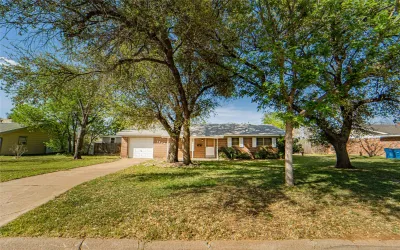 Single Family Residence For Sale in Stephens County , 1304 Sycamore Street, Breckenridge, Texas 76424, 3 Bedrooms, 3 Bathrooms, 1 Garage spaces, 1,544 Sqft, built in 1964, Price $150,000, mls#21227902, Real Estate Agent in Breckenridge, Homes For Sale in Stephens county, Homes For Sale in Breckenridge, Realtor in Breckenridge Texas, Real Estate Brokerage Independent Realty Texas, Luminita Cordes Realtor