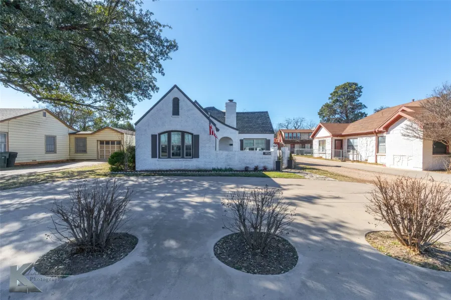 Single Family Residence For Sale in Taylor County , 1934 Sayles Boulevard, Abilene, Texas 79605, 4 Bedrooms, 3 Bathrooms, Garage spaces, 1,989 Sqft, built in 1932, Preowned, Price $349,900, mls#21219666, Real Estate Agent in Abilene, Homes For Sale in Taylor county, Homes For Sale in Abilene, Realtor in Abilene Texas, Real Estate Brokerage Independent Realty Texas, Luminita Cordes Realtor