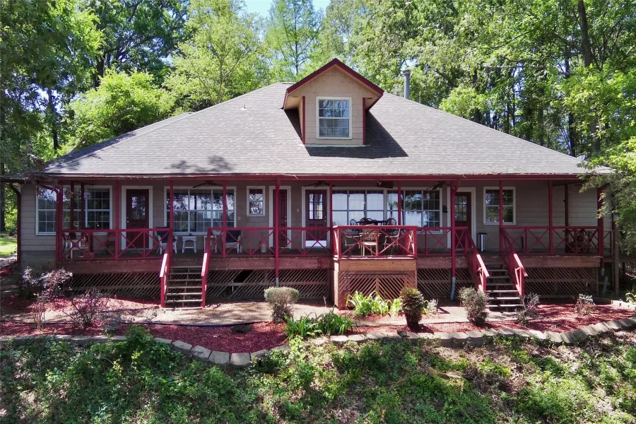 Ranch-style residence featuring a prominent covered porch extending across the front façade