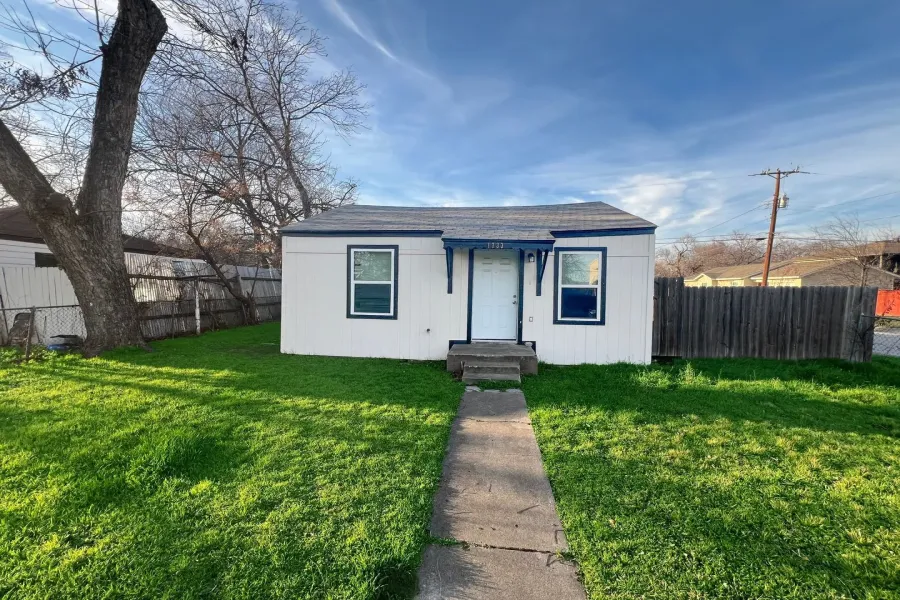 Single Family Residence For Sale in Tarrant County , 1733 Greenfield Avenue, Fort Worth, Texas 76102, 3 Bedrooms, 2 Bathrooms, Garage spaces, 744 Sqft, built in 1945, Price $124,950, mls#21218272, Real Estate Agent in Fort Worth, Homes For Sale in Tarrant county, Homes For Sale in Fort Worth, Realtor in Fort Worth Texas, Real Estate Brokerage Independent Realty Texas, Luminita Cordes Realtor