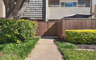 Condominium For Sale in Dallas County , 2702 Douglas Avenue 126, Dallas, Texas 75219, 2 Bedroom, 2 Bathroom, Garage spaces, 982 Sqft, built in 1966, Preowned, Price $230,000, mls#21229445, Real Estate Agent in Dallas, Homes For Sale in Dallas county, Homes For Sale in Dallas, Realtor in Dallas Texas, Real Estate Brokerage Independent Realty Texas, Luminita Cordes Realtor