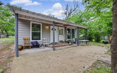 Single Family Residence For Sale in Fannin County , 205 S Main Street, Bonham, Texas 75418, 2 Bedrooms, 2 Bathrooms, Garage spaces, 1,148 Sqft, built in 1941, Preowned, Price $120,000, mls#21247567, Real Estate Agent in Bonham, Homes For Sale in Fannin county, Homes For Sale in Bonham, Realtor in Bonham Texas, Real Estate Brokerage Independent Realty Texas, Luminita Cordes Realtor