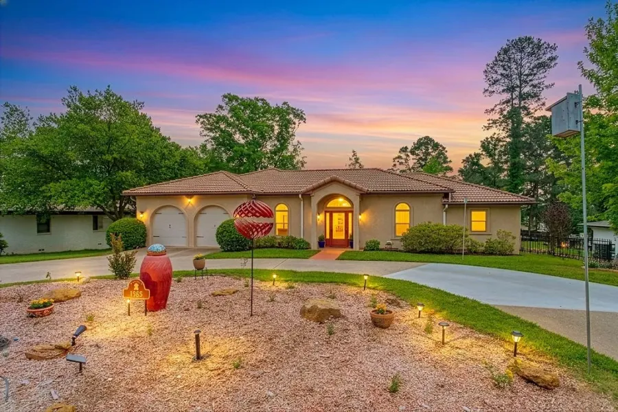 Single Family Residence For Sale in Smith County , 1363 Bridle Path Lane, Hideaway, Texas 75771, 3 Bedrooms, 2 Bathrooms, 2 Garage spaces, 2,300 Sqft, built in 1992, Preowned, Price $515,000, mls#21250218, Real Estate Agent in Hideaway, Homes For Sale in Smith county, Homes For Sale in Hideaway, Realtor in Hideaway Texas, Real Estate Brokerage Independent Realty Texas, Luminita Cordes Realtor