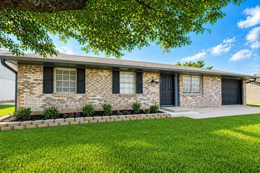 Single Family Residence For Rent in Dallas County , 409 Starling Drive, Mesquite, Texas 75149, 4 Bedrooms, 2 Bathrooms, 2 Garage spaces, 1,200 Sqft, built in 1972, Price $2,099, mls#21250891, Real Estate Agent in Mesquite, Homes For Rent in Dallas county, Homes For Rent in Mesquite, Realtor in Mesquite Texas, Real Estate Brokerage Independent Realty Texas, Luminita Cordes Realtor