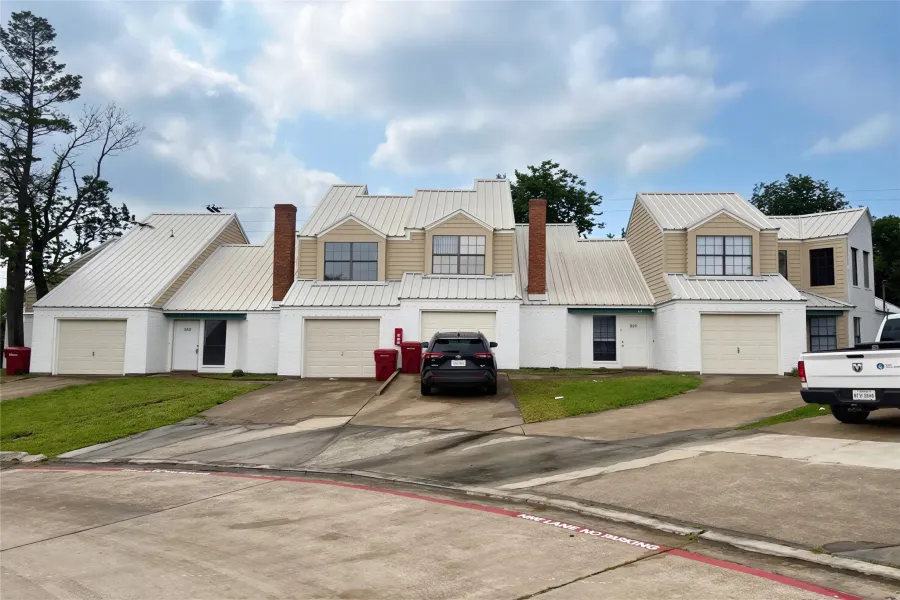 Townhouse For Rent in Grayson County , 1900 W Taylor Street, Sherman, Texas 75092, 2 Bedrooms, 2 Bathrooms, 1 Garage spaces, 1,016 Sqft, built in 1985, Price $1,495, mls#21252312, Real Estate Agent in Sherman, Homes For Rent in Grayson county, Homes For Rent in Sherman, Realtor in Sherman Texas, Real Estate Brokerage Independent Realty Texas, Luminita Cordes Realtor