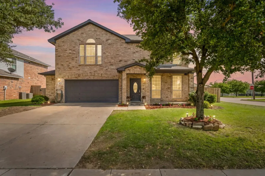 Single Family Residence For Sale in Denton County , 420 Goodnight Trail, Justin, Texas 76247, 4 Bedrooms, 3 Bathrooms, 2 Garage spaces, 2,314 Sqft, built in 2002, Preowned, Price $385,000, mls#21254576, Real Estate Agent in Justin, Homes For Sale in Denton county, Homes For Sale in Justin, Realtor in Justin Texas, Real Estate Brokerage Independent Realty Texas, Luminita Cordes Realtor