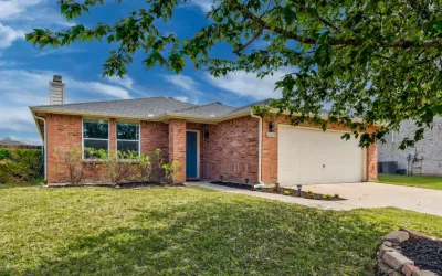 Single Family Residence For Sale in Denton County , 2620 Oak Crest Drive, Little Elm, Texas 75068, 3 Bedrooms, 2 Bathrooms, 2 Garage spaces, 1,860 Sqft, built in 2005, Price $355,000, mls#21235089, Real Estate Agent in Little Elm, Homes For Sale in Denton county, Homes For Sale in Little Elm, Realtor in Little Elm Texas, Real Estate Brokerage Independent Realty Texas, Luminita Cordes Realtor