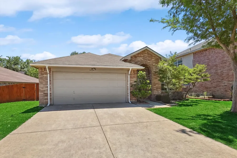 Single Family Residence For Sale in Tarrant County , 5424 Elk Ridge Drive, Watauga, Texas 76137, 3 Bedrooms, 2 Bathrooms, 2 Garage spaces, 1,660 Sqft, built in 2002, Preowned, Price $298,000, mls#21254427, Real Estate Agent in Watauga, Homes For Sale in Tarrant county, Homes For Sale in Watauga, Realtor in Watauga Texas, Real Estate Brokerage Independent Realty Texas, Luminita Cordes Realtor