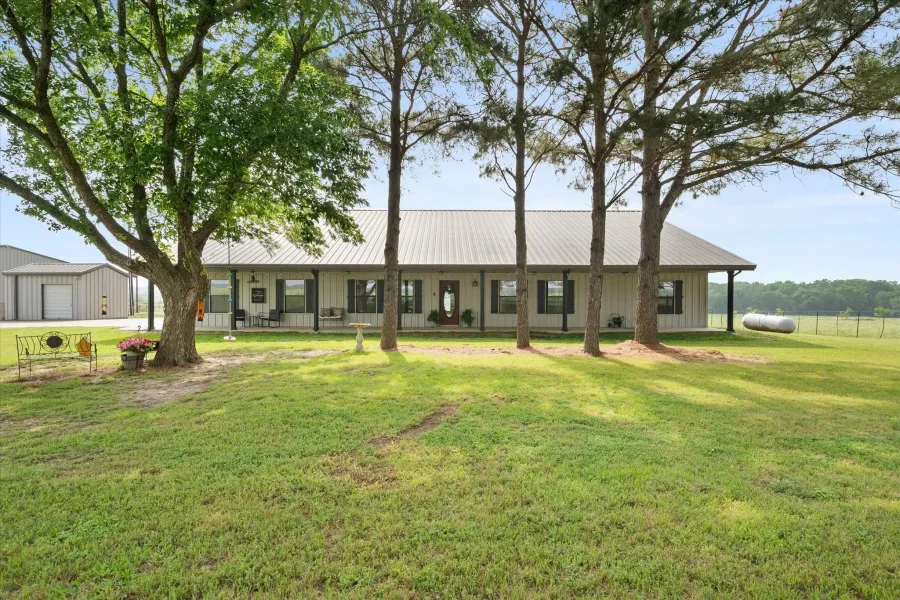 Single Family Residence For Sale in Freestone County , 199 Fcr 111 111, Fairfield, Texas 75840, 5 Bedrooms, 3 Bathrooms, 6 Garage spaces, 3,948 Sqft, built in 2005, Preowned, Price $885,000, mls#21257268, Real Estate Agent in Fairfield, Homes For Sale in Freestone county, Homes For Sale in Fairfield, Realtor in Fairfield Texas, Real Estate Brokerage Independent Realty Texas, Luminita Cordes Realtor