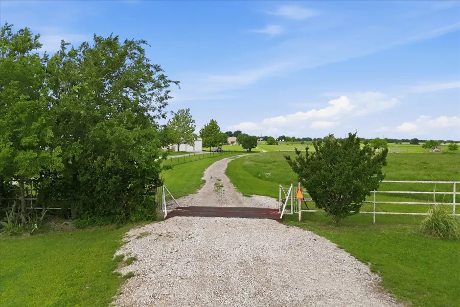 Single Family Residence For Sale in Denton County , 3289 Mitchell Road, Krum, Texas 76249, 3 Bedrooms, 2 Bathrooms, Garage spaces, 1,829 Sqft, built in 2001, Preowned, Price $799,000, mls#21257924, Real Estate Agent in Krum, Homes For Sale in Denton county, Homes For Sale in Krum, Realtor in Krum Texas, Real Estate Brokerage Independent Realty Texas, Luminita Cordes Realtor