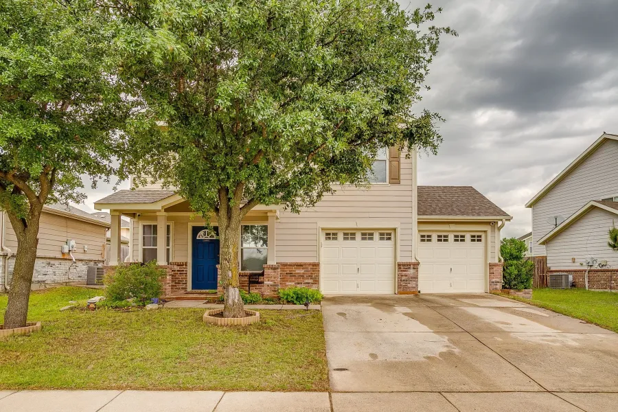 Single Family Residence For Sale in Tarrant County , 3028 Wakecrest Drive, Fort Worth, Texas 76108, 3 Bedrooms, 3 Bathrooms, 2 Garage spaces, 2,241 Sqft, built in 2008, Preowned, Price $330,000, mls#21257986, Real Estate Agent in Fort Worth, Homes For Sale in Tarrant county, Homes For Sale in Fort Worth, Realtor in Fort Worth Texas, Real Estate Brokerage Independent Realty Texas, Luminita Cordes Realtor