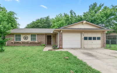 Single Family Residence For Sale in Denton County , 306 Bluebird Circle, Denton, Texas 76209, 3 Bedrooms, 2 Bathrooms, 2 Garage spaces, 1,294 Sqft, built in 1970, Preowned, Price $225,000, mls#21218557, Real Estate Agent in Denton, Homes For Sale in Denton county, Homes For Sale in Denton, Realtor in Denton Texas, Real Estate Brokerage Independent Realty Texas, Luminita Cordes Realtor