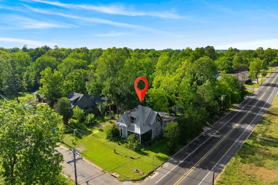 Single Family Residence For Sale in Lamar County , 1975 E Cherry, Paris, Texas 75460, 0, 0, Garage spaces, 2,788 Sqft, built in 1964, Price $275,000, mls#21260573, Real Estate Agent in Paris, Homes For Sale in Lamar county, Homes For Sale in Paris, Realtor in Paris Texas, Real Estate Brokerage Independent Realty Texas, Luminita Cordes Realtor