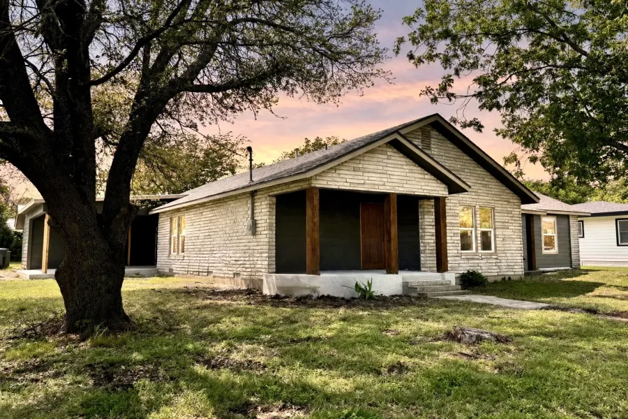 Single Family Residence For Sale in Mc Lennan County , 280 S Avenue A, Crawford, Texas 76638, 3 Bedrooms, 2 Bathrooms, 1 Garage spaces, 1,589 Sqft, built in 1952, Preowned, Price $308,000, mls#21251532, Real Estate Agent in Crawford, Homes For Sale in Mc Lennan county, Homes For Sale in Crawford, Realtor in Crawford Texas, Real Estate Brokerage Independent Realty Texas, Luminita Cordes Realtor