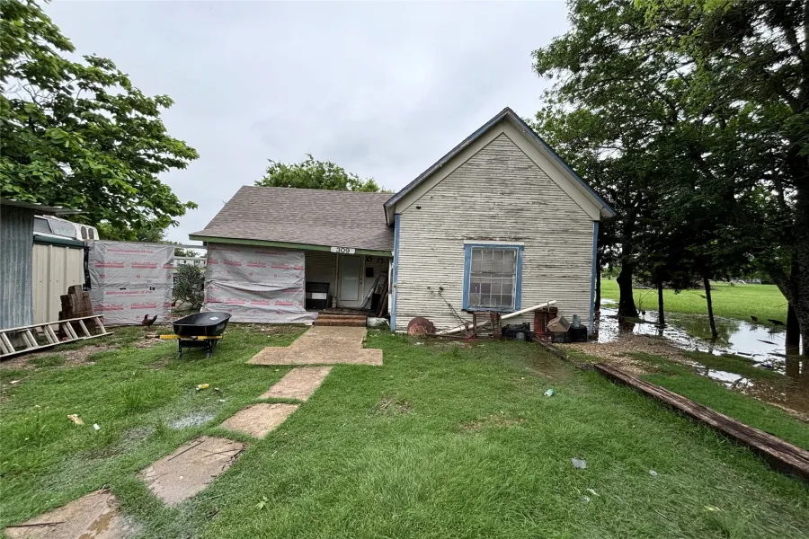 Single Family Residence For Sale in Hill County , 309 S Barry Street, Mertens, Texas 76666, 2 Bedrooms, 1 Bathroom, Garage spaces, 800 Sqft, built in 1945, Price $60,000, mls#21261069, Real Estate Agent in Mertens, Homes For Sale in Hill county, Homes For Sale in Mertens, Realtor in Mertens Texas, Real Estate Brokerage Independent Realty Texas, Luminita Cordes Realtor