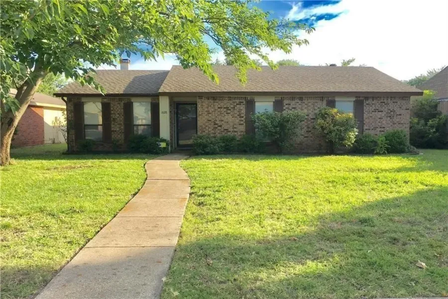 Single Family Residence For Rent in Dallas County , 1828 Angelina Drive, Garland, Texas 75040, 3 Bedrooms, 2 Bathrooms, 1 Garage spaces, 1,414 Sqft, built in 1979, Preowned, Price $2,000, mls#21261085, Real Estate Agent in Garland, Homes For Rent in Dallas county, Homes For Rent in Garland, Realtor in Garland Texas, Real Estate Brokerage Independent Realty Texas, Luminita Cordes Realtor